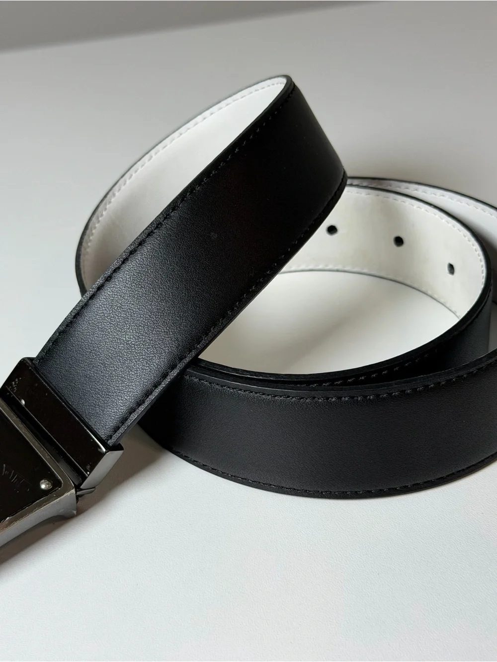 Nike Black and White 34W Leather Belt with Swoosh Buckle Performance Golf